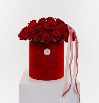 Подарочная коробка с алыми розами (размер М)