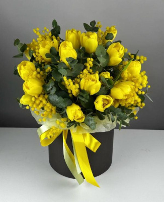 Букет в коробке из тюльпанов и мимозы Весна