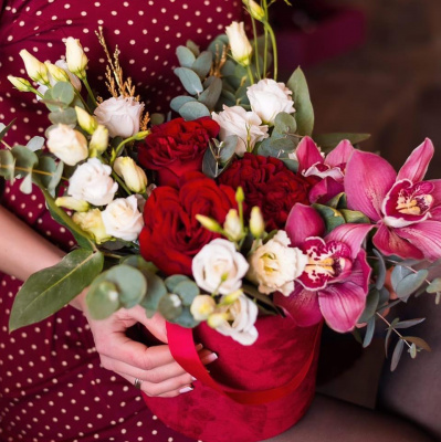 БУКЕТ В ШЛЯПНОЙ КОРОБКЕ НЕЖНЫЙ БАРХАТ с розами и орхидеями