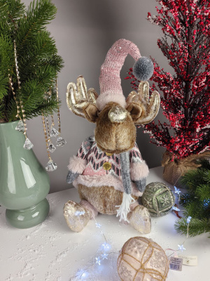 Олень в колпаке и свитере  сувенир