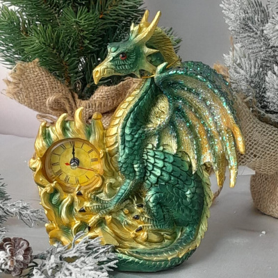 Дракон зеленый с часами новогодний сувенир