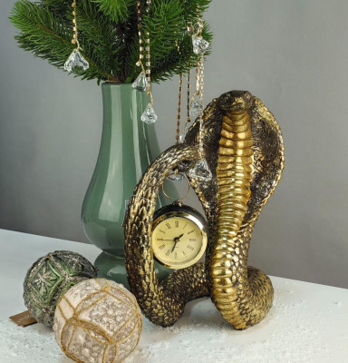 Золотая кобра с часами новогодний сувенир