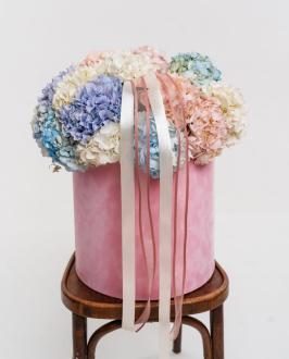 Подарочная коробка с гортензиями (размер M)