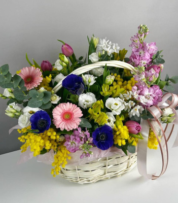 Корзинка цветов Моей любимой с 8 марта  Амелия
