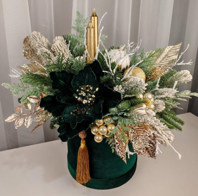 Композиция в коробке Изумруд моего сердца с двумя свечами