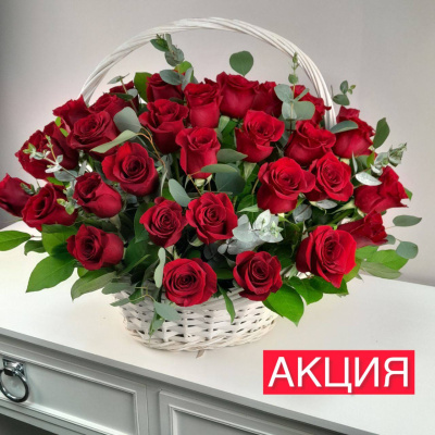 Корзина из 101 алых роз