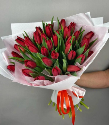 Букет 35 алых тюльпанов 