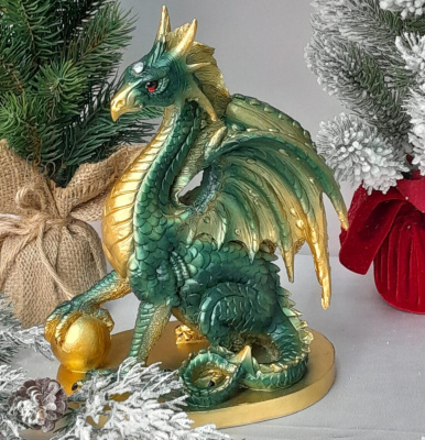 Дракон зеленый с шаром новогодний сувенир