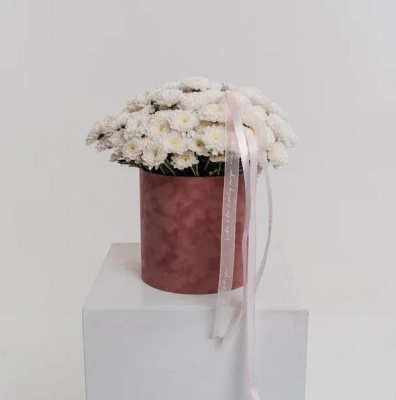 Подарочная коробка с белыми хризантемами (размер S)