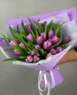 Букет 25 сиреневых тюльпанов 
